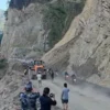 Nepal Police providing free bus service to rescue stranded passengers at Tuinkhola