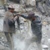 हुम्लाको खार्पुनाथ जोड्ने सडको भिरमा चट्टान फोड्दै श्रमिक