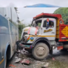 धादिङको थाक्रेमा बस र टिपर ठोकिँदा ६ जना घाइते