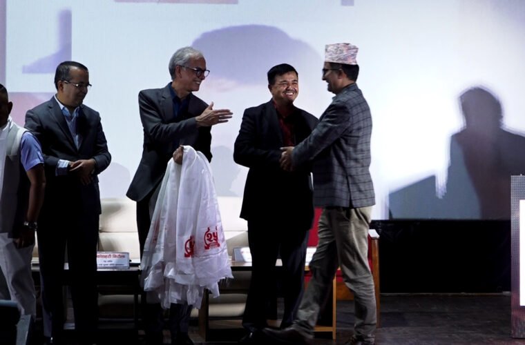 चलचित्र विकास बोर्डद्वारा चलचित्रकर्मीलाई परिचयपत्र वितरण