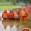 छठको मुख्य दिन अस्ताउँदो सूर्यलाई अर्घ्य  दिँदै वर्तालु, हेर्नुस् तस्बिरमा