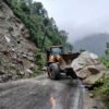 फिस्लिङमा पहिरो जाँदा नारायणगढ–मुग्लिन सडक अवरुद्ध