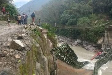 सङ्खुवासभामा बेलिब्रिज भाँचिदा ट्रक नदीमा खस्यो
