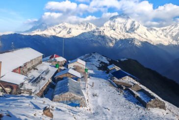 खोप्राडाँडा र पृष्ठभूमिमा धौलागिरि हिमाल