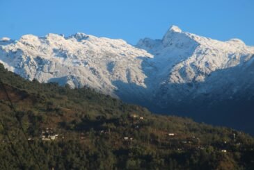 ताप्लेजुङका  डाँडाकाँडा  हिउँले  सेताम्मे