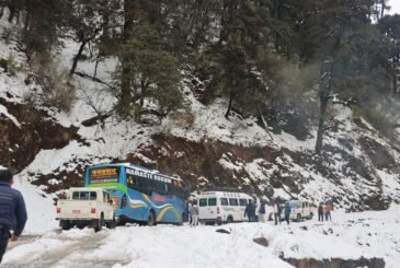 भारी हिमपातका कारण मध्यपहाडी लोकमार्गमा फसेका दुई सय भन्दाबढी यात्रुको उद्धार
