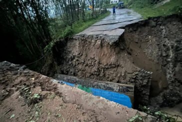 पुल बगाउँदा भोजपुर–चखेवा सडक बन्द