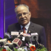 कम्युनिष्ट घटकहरुबीच सहकार्यका लागि ढिला गर्ने मनसाय राख्नु दुर्भाग्यपूर्ण हुन्छः प्रचण्ड घण्टी बजाएर नयाँ जनवाद आउँदैनः प्रचण्ड कम्युनिष्ट एकतामा ढिलाइ गरे भयानक दुर्घटना हुन्छः प्रचण्ड   काठमाडौं । नेपाली कम्युनिष्ट पार्टी(नेकपा)का संयोजक पुष्पकमल दाहाल ‘प्रचण्ड’ले तत्कालीन परिस्थितिमा मदन भण्डारीले अघि सारेको जनताको बहुदलीय जनवाद (जबज) ले नेपाली कम्युनिष्ट आन्दोलनलाई जीवन्त राख्न ऐतिहासिक भूमिका खेलेको बताएका छन् ।  आइतबार मदन भण्डारी राष्ट्रिय पुरस्कार हस्तान्तरण समारोहमा प्रचण्डले कुनै पनि विचार वा नीति सर्वकालिक नहुने भन्दै समयअनुसार त्यसको मूल्याङ्कन र विकास आवश्यक हुने बताए । प्रण्डले ०७४ सालको निर्वाचनअघि यही हलबाट तत्कालीन नेकपा (एमाले) र नेकपा (माओवादी केन्द्र)बीच कार्यगत एकता र पछि पार्टी एकताको घोषणा गरिएको स्मरण गर्दै अहिले पनि दुई पार्टीका नेताहरू एउटै मञ्चमा उपस्थित हुनु अर्थपूर्ण रहेको बताए । उनले भने,‘७४ सालको निर्वाचन आउँदै थियो, हामीले यही हलमा कार्यगत एकता र निर्वाचनमा सहकार्यको घोषणा गरेका थियौँ। त्यहीँबाट पार्टी एकतामा जाने उद्घोष पनि गरेका थियौँ। आज फेरि यही हलमा हामी तिनै दुई पार्टीका नेताहरू मात्रै छौं ।’ उनले नेपाल कम्युनिष्ट पार्टी (नेकपा) गठनको घोषणा मदन भण्डारीको स्मृतिदिवस जेठ ३ गते नै गरिएको उल्लेख गर्दै त्यसको विशेष राजनीतिक र वैचारिक अर्थ रहेको बताए। प्रचण्डले सोभियत संघको विघटन र पूर्वी युरोपका समाजवादी शासनहरू पतन भएको कठिन अन्तर्राष्ट्रिय परिस्थितिमा मदन भण्डारीको नेतृत्वमा जनताको बहुदलीय जनवादको अवधारणा अघि सारिएको स्मरण गरे।  उनले माक्र्सवादी दर्शनले परिवर्तनलाई नै स्थायी सत्यका रूपमा स्वीकार गर्ने भएकाले समयको मागअनुसार नीति, सिद्धान्त र कार्यदिशाको विकास गर्नुपर्नेमा जोड दिए। उनले अ हुने चेतावनी दिए । उनले भने, ‘नेपालमा कम्युनिष्ट आन्दोलनलाई के गरी सिध्याउने भन्ने प्रयास भइरहेको छ । यही षड्यन्त्रको परिणतिका रुपमा भदौ २४ भयो, चुनाव भयो, अहिले जे भइरहेको छ हामीले देखेका छौ । त्यसैले यसलाई रोक्न  छिटोभन्दा छिटो वामपन्थी र देशभक्त एक हुनुपर्छ । ढिला गर्नुहुँदैन । नत्र भयानक दुर्घटना हुन्छ ।’ प्रचण्डले सहकार्यका लागि ढिला गर्ने मनसाय राख्नु पनि दुर्भाग्यपूर्ण हुने बताए ।  उनले घण्टी बजाएर नयाँ जनवाद भनिरहेको भन्दै त्यसले कहीँ पनि नलैजाने बताए ।