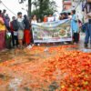 उचित मूल्य नपाएको भन्दै सडकमै गोलभेँडा फालेर विरोध