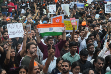 विद्यार्थीको विरोध प्रदर्शन रोक्न भारतीय प्रहरीद्वारा अश्रुग्यास प्रहार