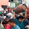 बिक्रेताले नाम टिप्न पनि मान्दैनथे, ग्यास पाउँदा खुसी छौँ’