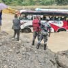 खोला तर्ने क्रममा बीचमै फस्यो यात्रुबाहक बस, यात्रुको उद्धार