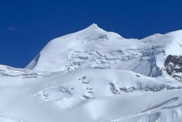 हिमलुङ हिमालमा हिमपहिरो : दुई गाइडको मृत्यु, १४ जना अझै बेपत्ता
