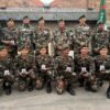 काठमाडौँ – नेपाली सेनाले बेलायतमा सम्पन्न अन्तर्राष्ट्रिय सैनिक अभ्यास ‘एक्ससाइज क्यामब्रियान पट्रोल २०२६’ मा स्वर्ण पदक जित्न सफल भएको छ।  वेल्सको ब्रेकनमा असोज २१ देखि २२ गतेसम्म सञ्चालन भएको प्रतियोगितामा नेपाली सेनाको टोलीले स्वर्ण पदक हासिल गरेको छ।  संयुक्त अधिराज्य बेलायतको औपचारिक भ्रमणमा रहेका प्रधानसेनापति अशोकराज सिग्देलको उपस्थितिमा उक्त अभ्यासको पदक वितरण भएको थियो।  प्रतियोगितामा बेलायतसहित ३५ राष्ट्रका १३० टोलीले सहभागिता जनाएका थिए। सन् १९६० देखि प्रत्येक वर्ष आयोजना हुँदै आएको यो अभ्यासमा नेपाली सेना सन् २०१४ देखि सहभागी हुँदै आएको छ। अभ्यासमा सहभागी टोलीले करिब ७० पौण्ड तौल बराबरको उपकरणसहित ४० माइल दूरी दुई दिनभित्र पार गर्नुपर्ने हुन्छ।  त्यस क्रममा हतियार सञ्चालन, सूचना संकलन, घाइते र बिरामीको व्यवस्थापनलगायत विविध सैनिक कलाहरूको परीक्षण गरिन्छ। यसअघि पनि नेपाली सेनाले उक्त प्रतियोगितामा सन् २०१७, २०१९, २०२४ र २०२५ मा स्वर्ण पदक जितिसकेको छ।