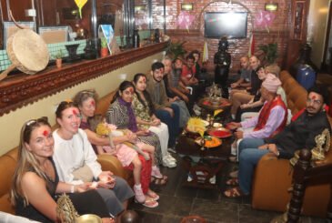ठमेलमा विदेशी पर्यटकले पनि लगाए बडादसैँको टीका