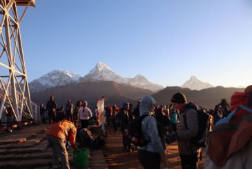 पुनहिलबाट हिमाल अवलोकन गर्दै पर्यटक (फोटोफिचर)