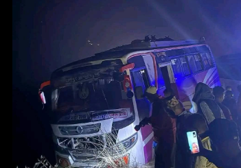 ओखलढुंगाबाट काठमाडौंतर्फ गइरहेको बस सिन्धुलीमा दुर्घटना