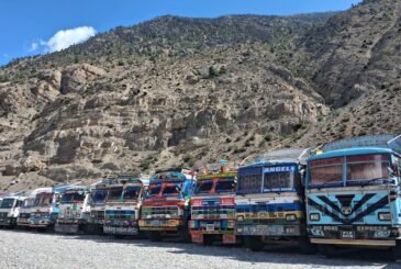बाढी पहिरोले कोरला नाकादेखि लेतेसम्म रोकिए पाँच सय कन्टेनर
