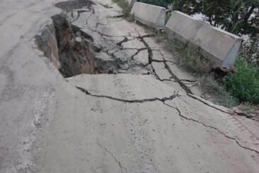 धादिङको गजुरीमा सडक भासिएपछि पृथ्वी राजमार्गमा सवारी आवागमन बन्द